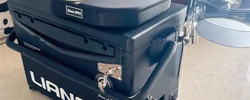 给钓箱安装配件的方法把炮台架安装在钓箱右侧靠下的位置